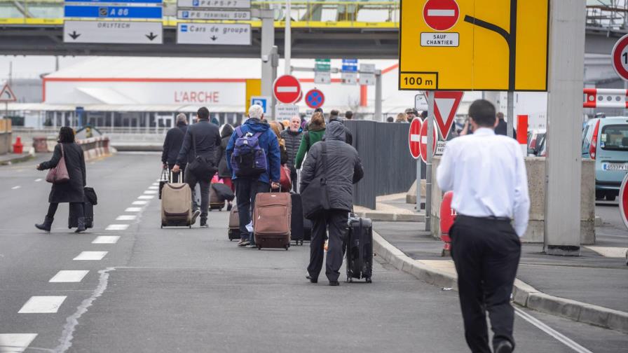 Cancelan el 40 % de los vuelos en París el viernes por una huelga de controladores