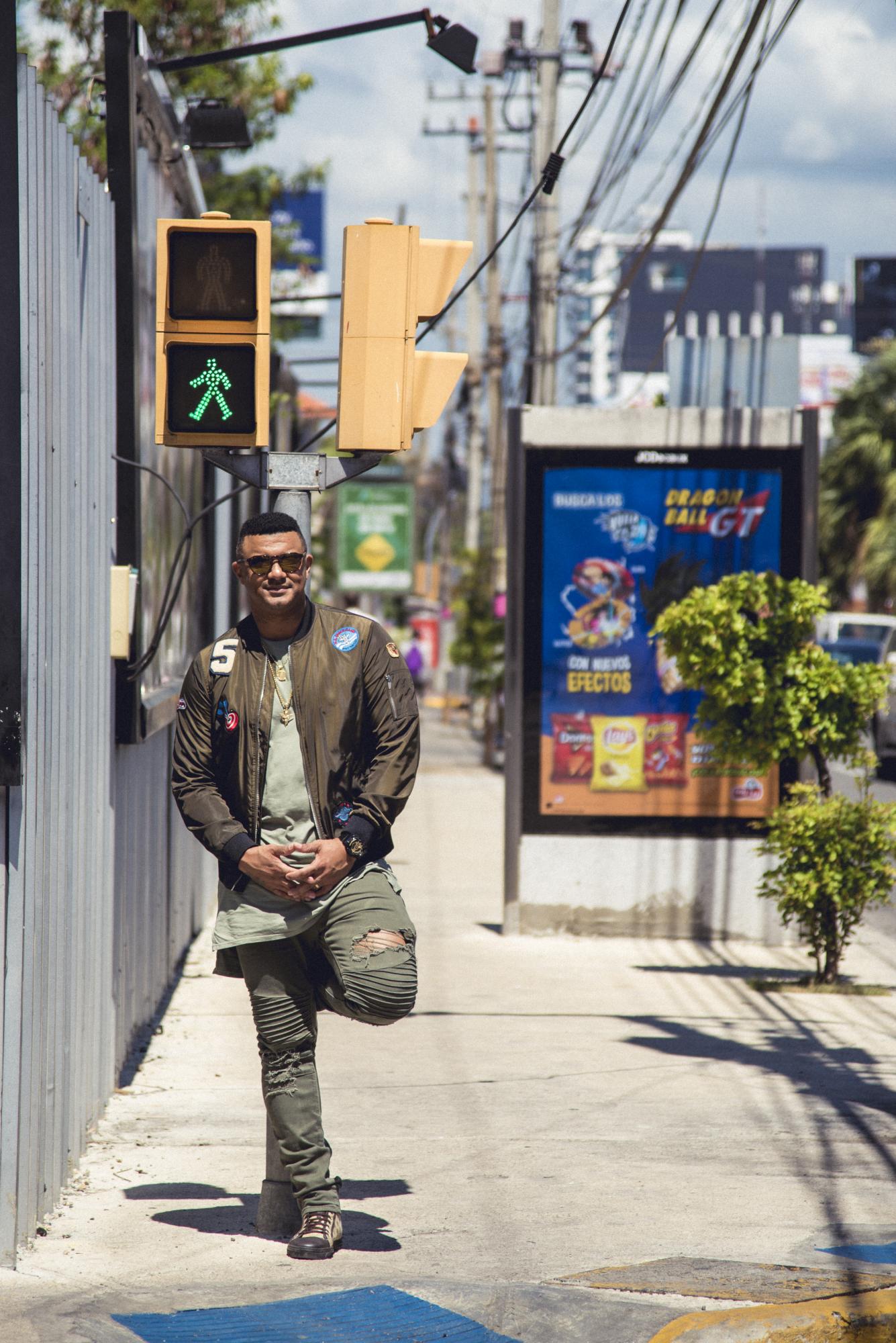 El cantante urbano ha participado en numerosos programas españoles y ha intervenido en dos producciones cinematográficas en el país europero