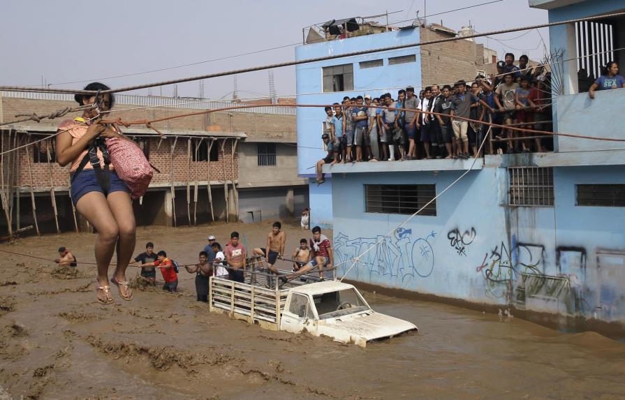 Más de la mitad de Perú con aludes e inundaciones, 72 muertos 