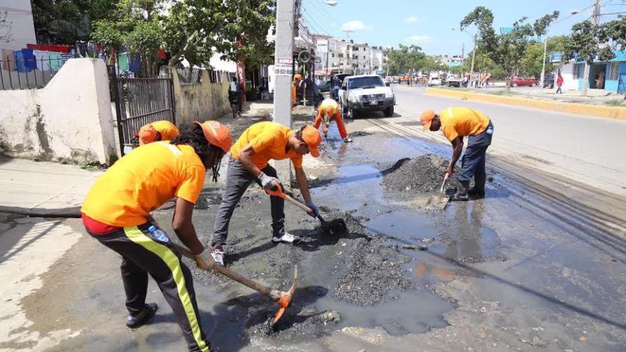 Limpian en Santiago las principales calles de Cienfuegos