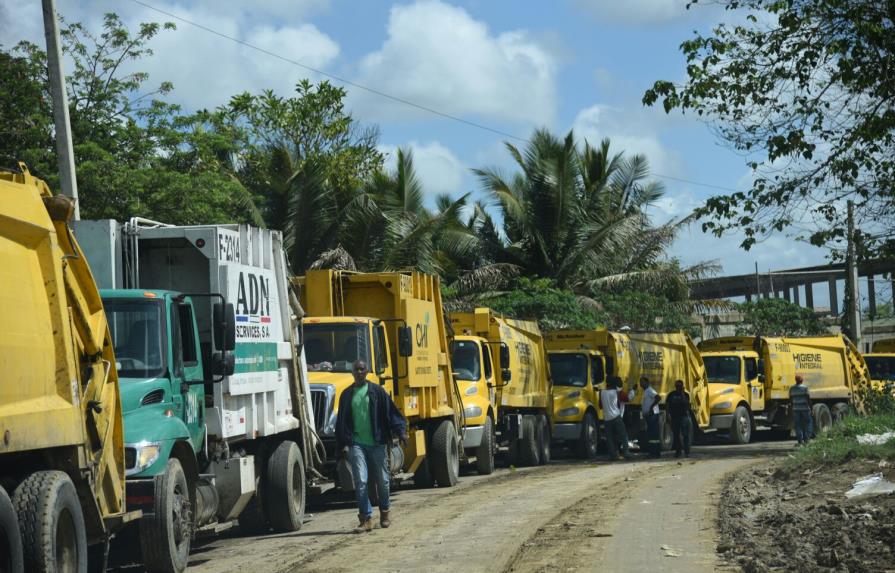 Camiones de basura hacen fila para descargar en vertedero de Duquesa