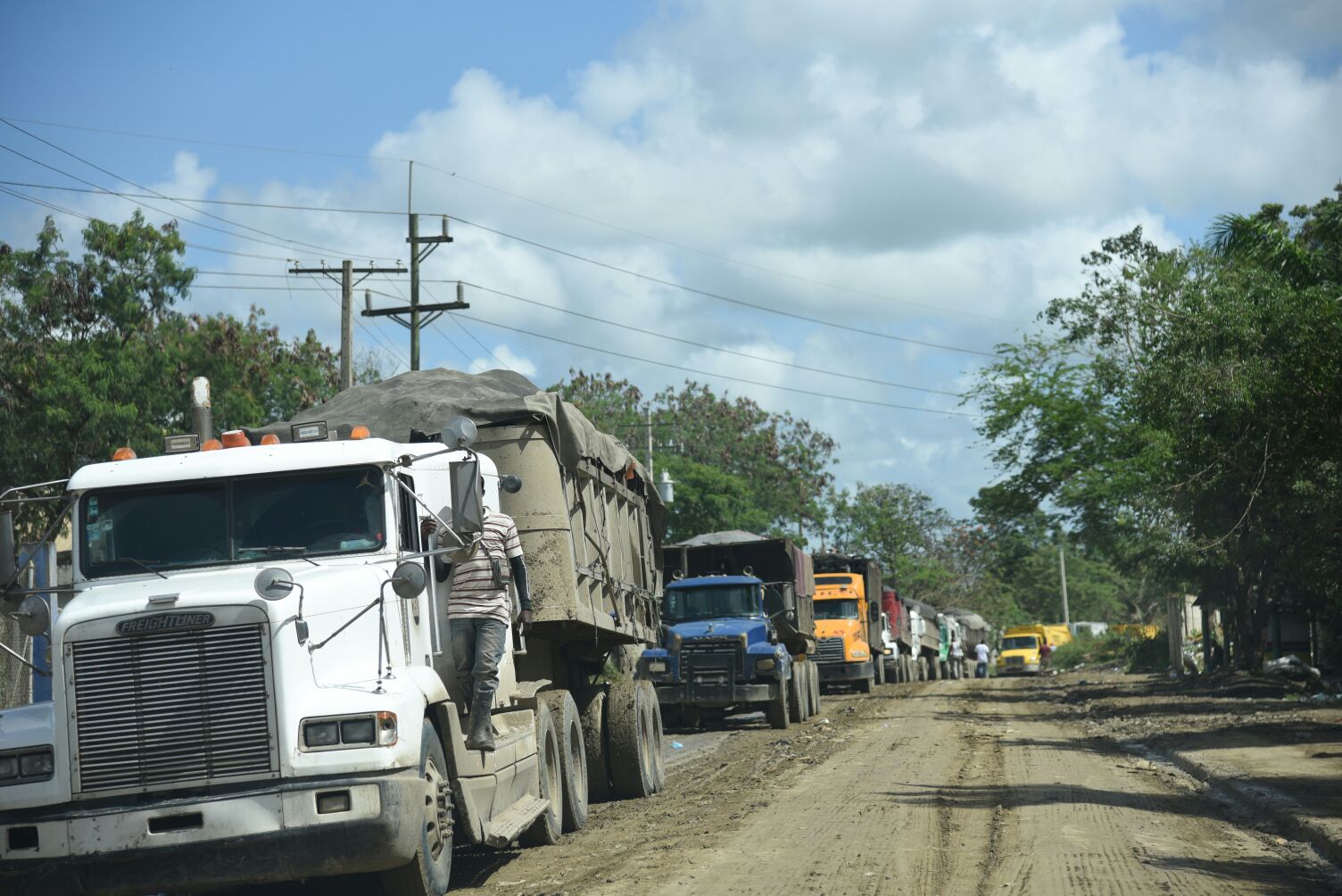 Camiones de basura hacia el vertedero de Duquesa.