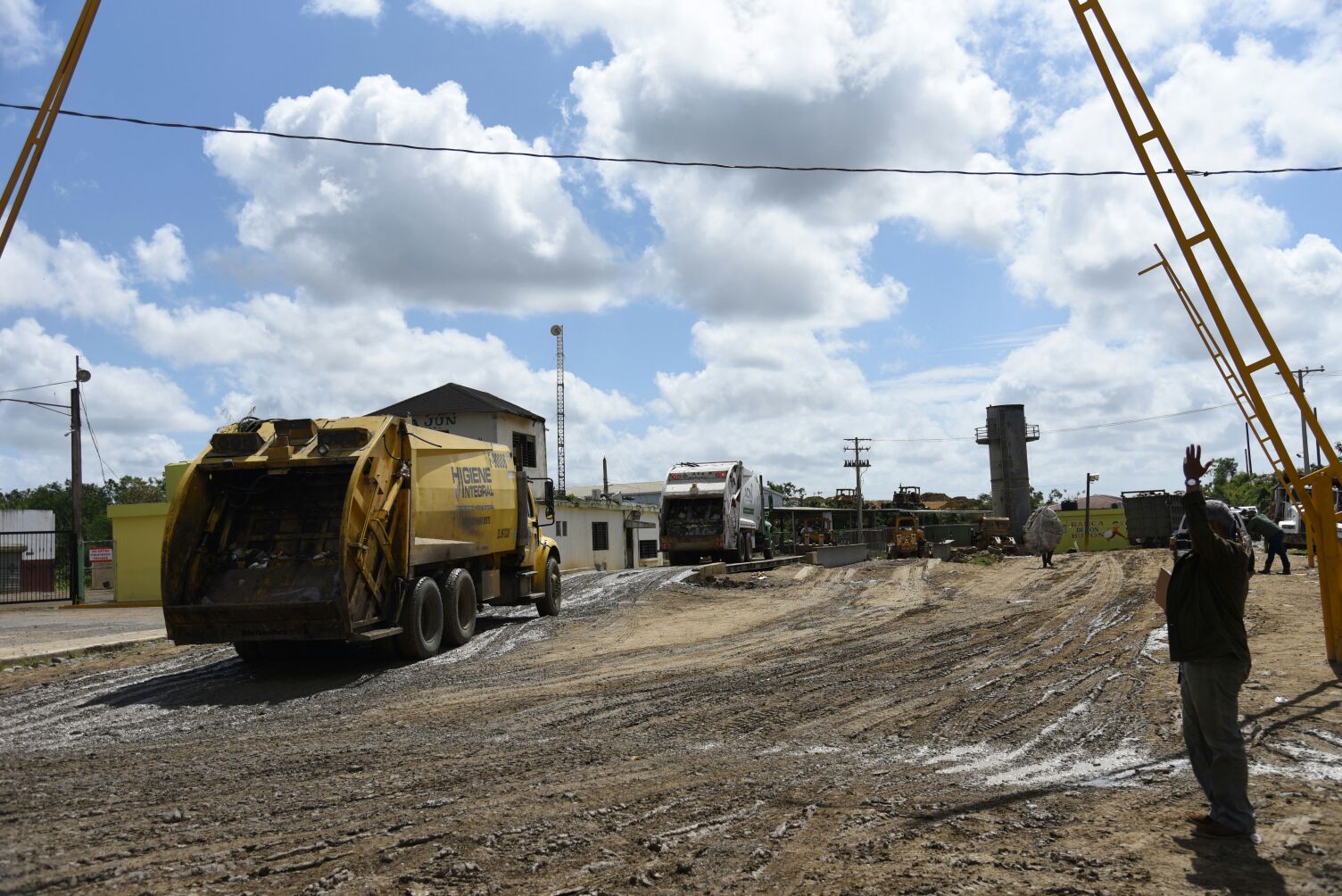 Camión de basura entrando al vertedero.