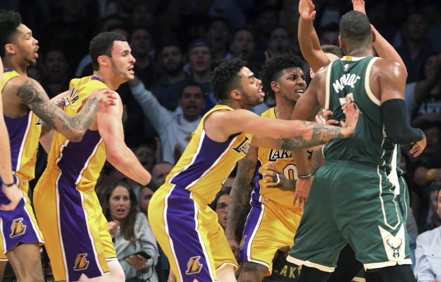 Multaron a tres jugadores de la NBA por el pleito entre Bucks y Lakers