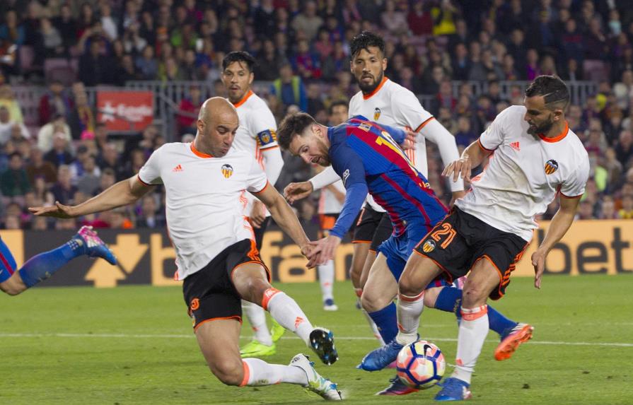 Messi y Suárez mantienen al Barcelona a 3 del Madrid 