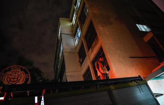 Un fuego afecta parte del edificio del Centro Médico UCE
