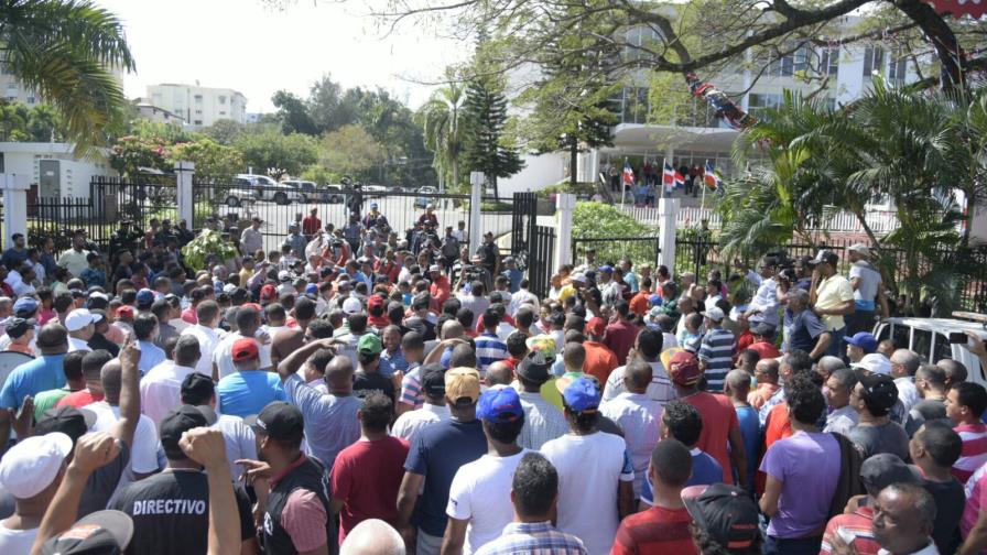 Choferes y taxistas de Santiago protestan contra Uber  