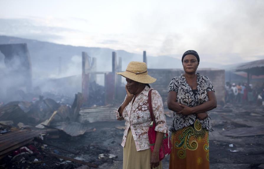 Voraz incendio destruye mercado en capital de Haití 