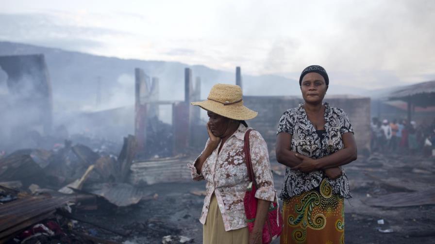 Voraz incendio destruye mercado en capital de Haití 