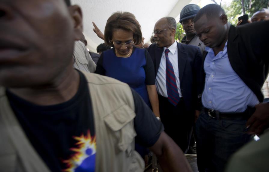 Disparan contra el vehículo del expresidente Aristide en Haití