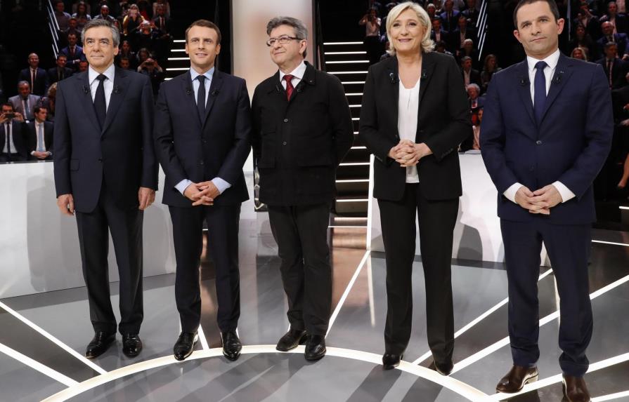 Le Pen,  blanco de dardos en acalorado debate a un mes de presidenciales francesas