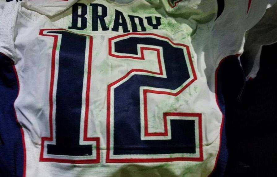 Periodista con camiseta Brady pedía autógrafos en el Super Bowl 