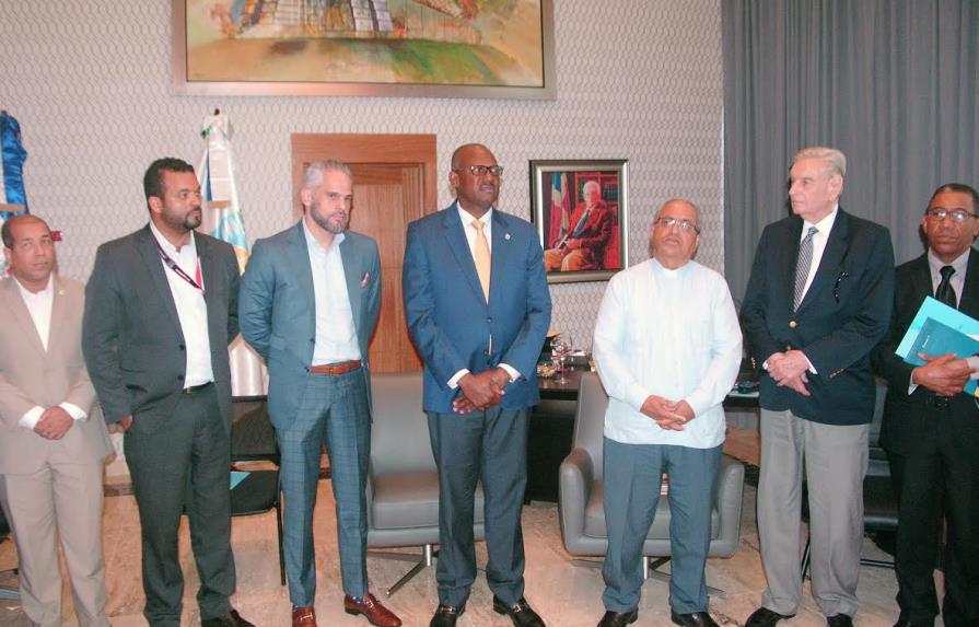 Alcalde de SDE se reúne con instituciones para viabilizar acceso a ermita