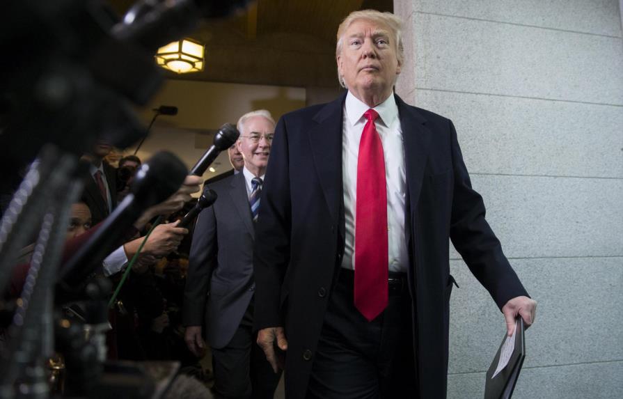 Trump y su equipo alertan a republicanos de riesgos de rechazar ley de salud