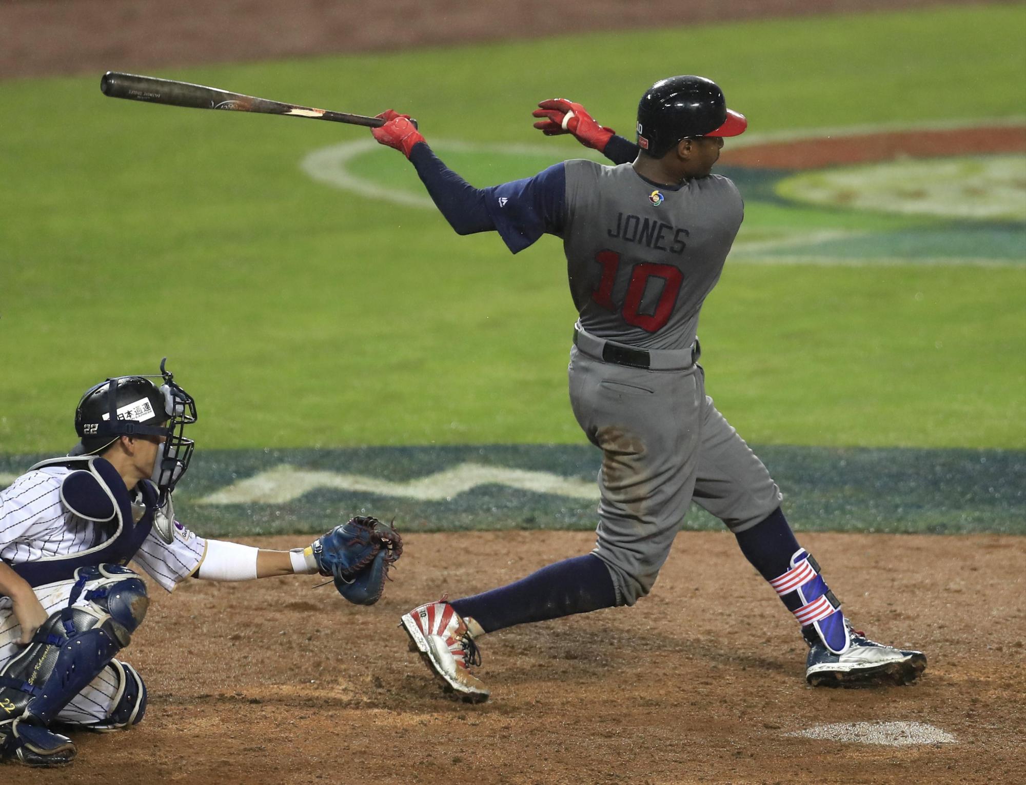 Adam Jones (d) batea una carrera impulsada durante la semifinal de la cuarta edición del Clásico Mundial de Béisbol entre EE.UU. y Japón celebrada en Los Ángeles, California, Estados Unidos ayer, 21 de marzo de 2017.