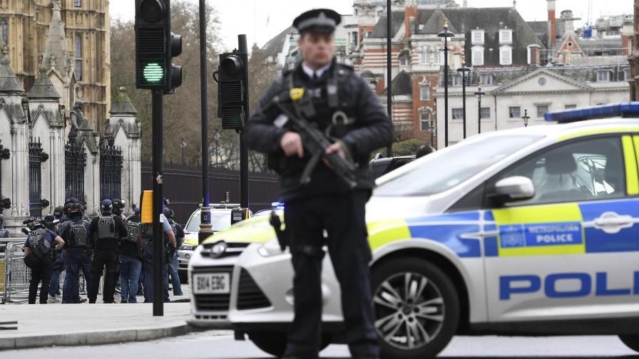 Varios heridos al ser arrollados por coche en puente de Westminster en Londres