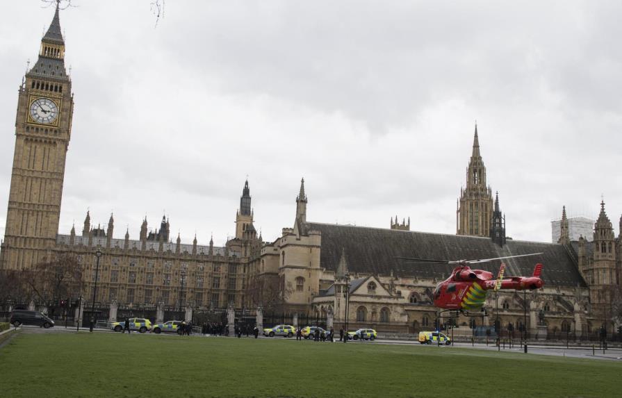 El incidente en el Parlamento británico es “terrorismo”, dice la Policía