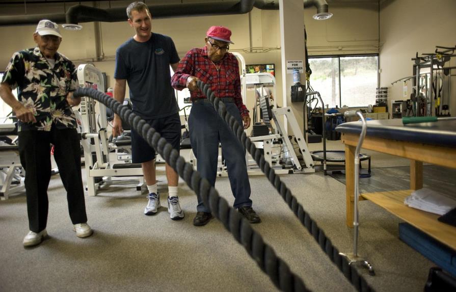 A sus 105 años, el sobreviviente más longevo de Pearl Harbor va al gimnasio