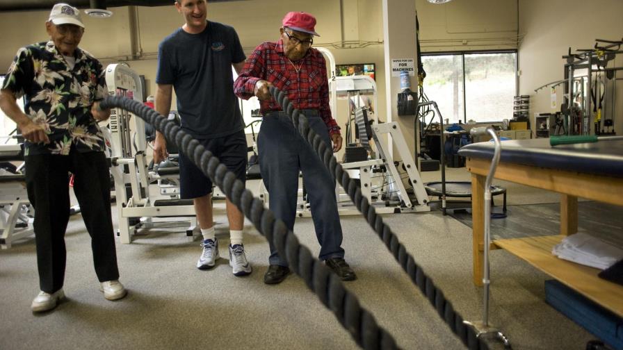 A sus 105 años, el sobreviviente más longevo de Pearl Harbor va al gimnasio