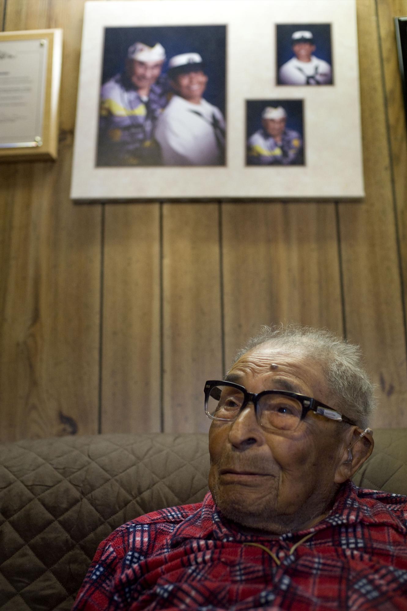 Ray Chavez, de 105 años, el sobreviviente más longevo del ataque a Pearl Harbor, posa para EFE en su casa de Poway, cerca de San Diego (California). Hijo de mexicanos, Chávez dice no tener el secreto de la juventud, pero atribuye a una vida sana y a sus dos días de gimnasio a la semana el haber llegado a los 105 años con una envidiable energía y una memoria intacta. A mis 105 años me siento muy bien.