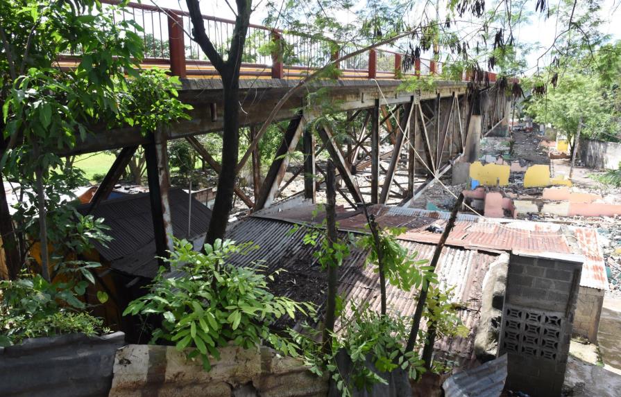 Todavía quedan familias en La Barquita Norte, debajo del puente