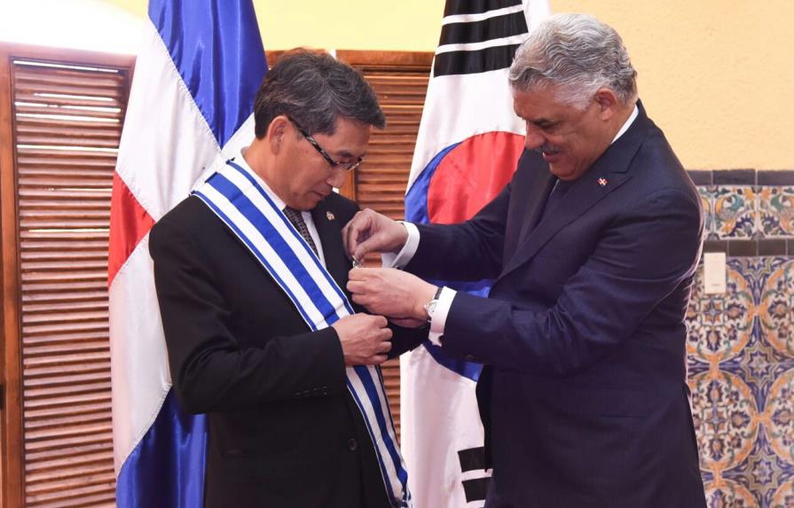 Gobierno dominicano condecora embajador de Corea