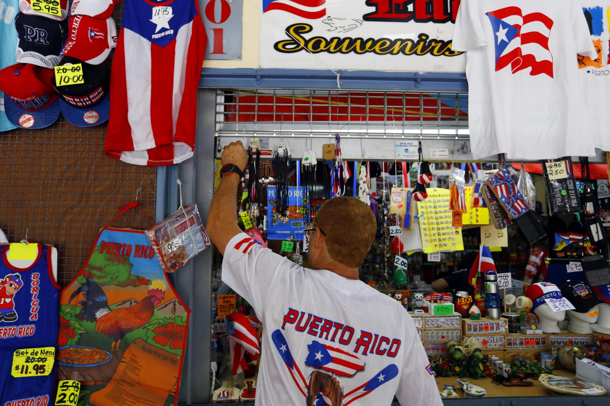 Eduardo Ruiz vende souvenirs en San Juan y fue uno de los fans que se tiñó el pelo de rubio en una campaña liderada por el capitán y receptor del equipo de béisbol de Puerto Rico, Yadier Molina, en San Juan (P. Rico).