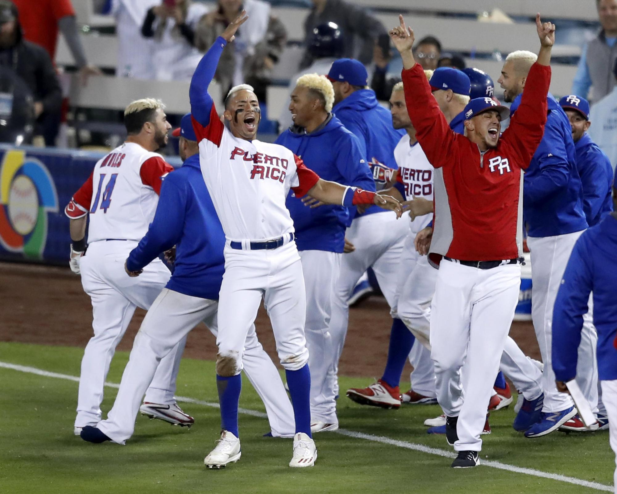 Jugadores de la selección de Puerto Rico celebran la victoria del equipo tras la primera semifinal del Clásico Mundial de Béisbol entre Puerto Rico y Holanda celebrado en Los Ángeles.