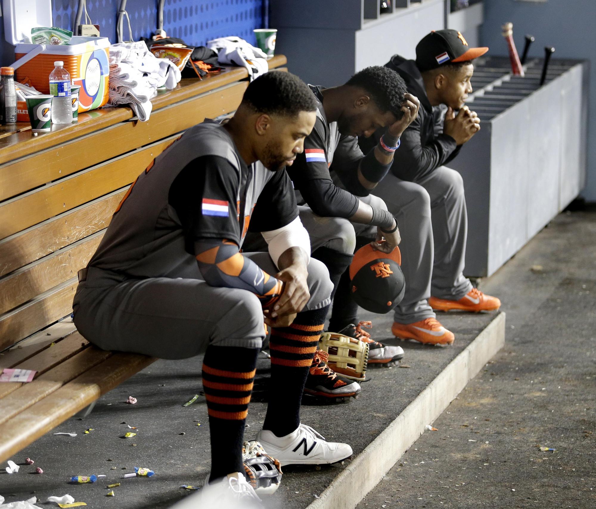 Jugadores de la selección holandesa lamentan la derrota de su equipo tras la primera semifinal del Clásico Mundial de Béisbol entre Puerto Rico y Holanda.