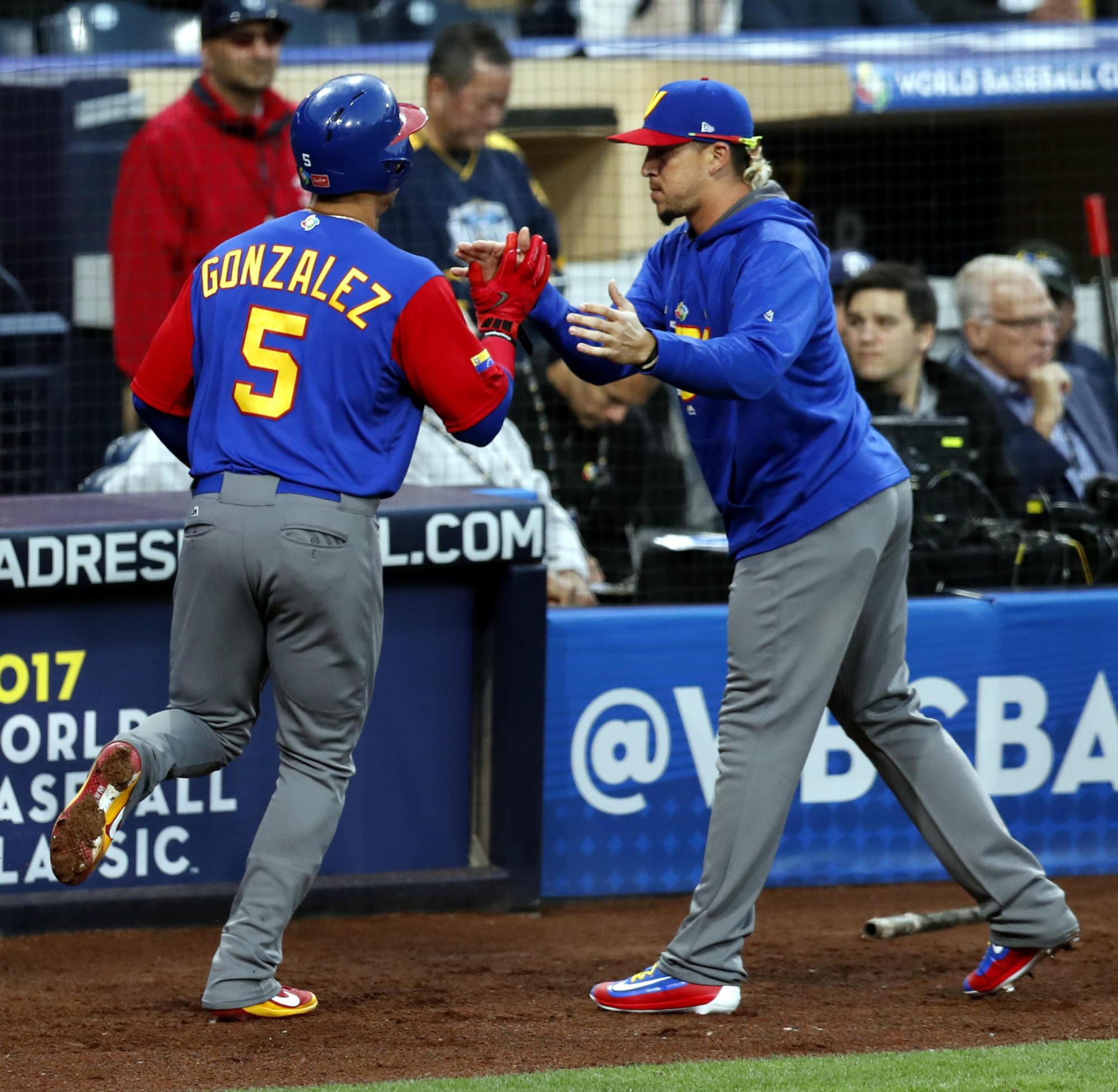 El venezolano Carlos González celebra tras anotar una carrera hoy, miércoles 15 de marzo de 2017, durante un partido entre Estados Unidos y Venezuela por el Clásico Mundial de Béisbol, en San Diego, California.