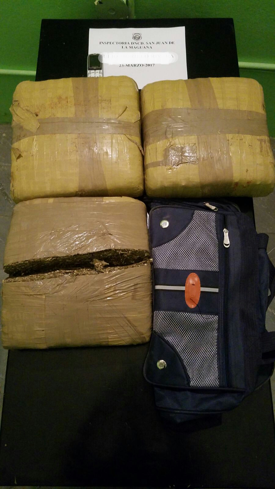 Fotografía de la droga y las armas incautada por la Dirección Nacional de Control de Drogas.