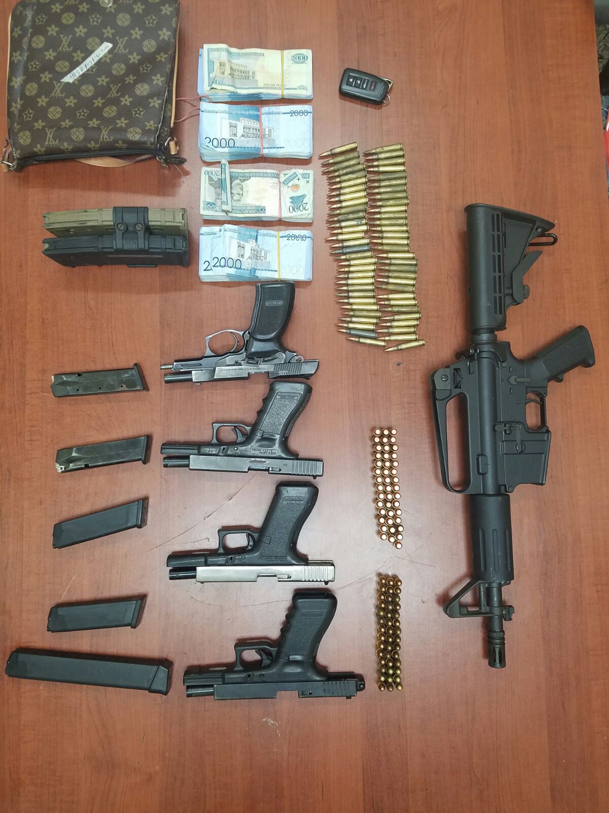 Fotografía de las armas incautada por la Dirección Nacional de Control de Drogas.