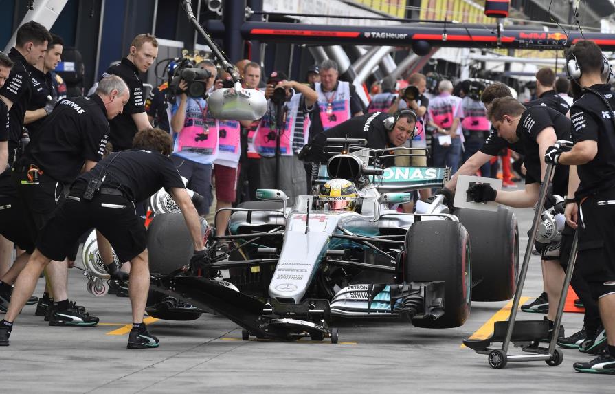Lewis Hamilton toma el control en los 1ros ensayos de F1 en Australia