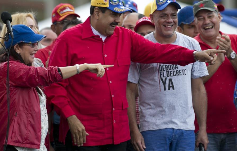 Colombia protesta por tropas venezolanas en su territorio; Maduro promete el retiro