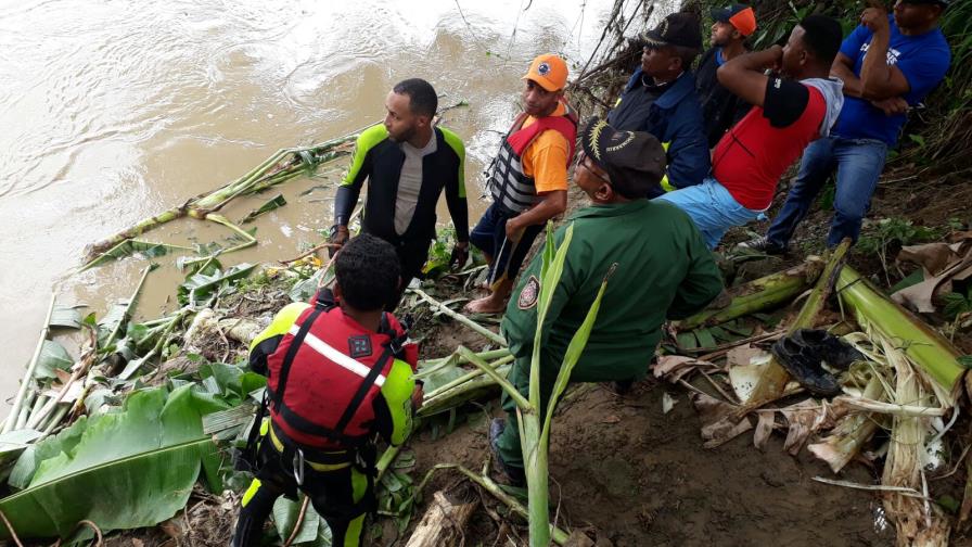 Buscan uno de dos ocupantes de yipeta cayó al río en Las Guáranas