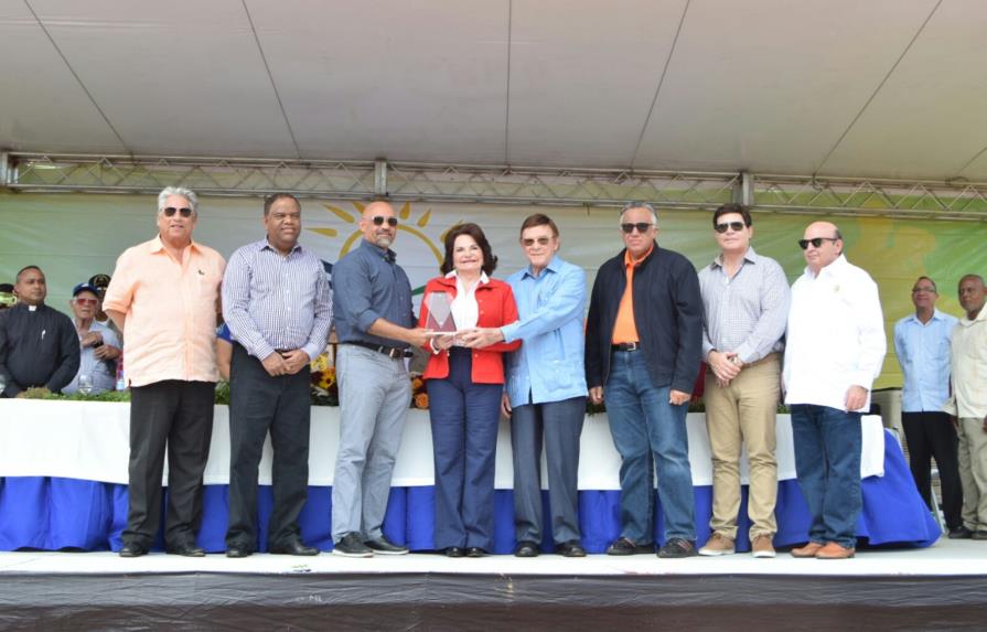Fundación Rica da inicio a torneo de béisbol menor RBI en Villa Altagracia