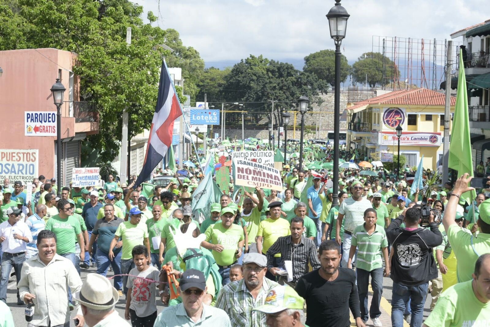 Personas de los diferentes pueblos del país, incluidos del Gran Santo Domingo, se unieron a la Marcha Verde contra la impunidad que se inició a las 10:00 de la mañana desde la intersección de la avenida Presidente Antonio Guzmán con calle Del Sol, en Santiago.