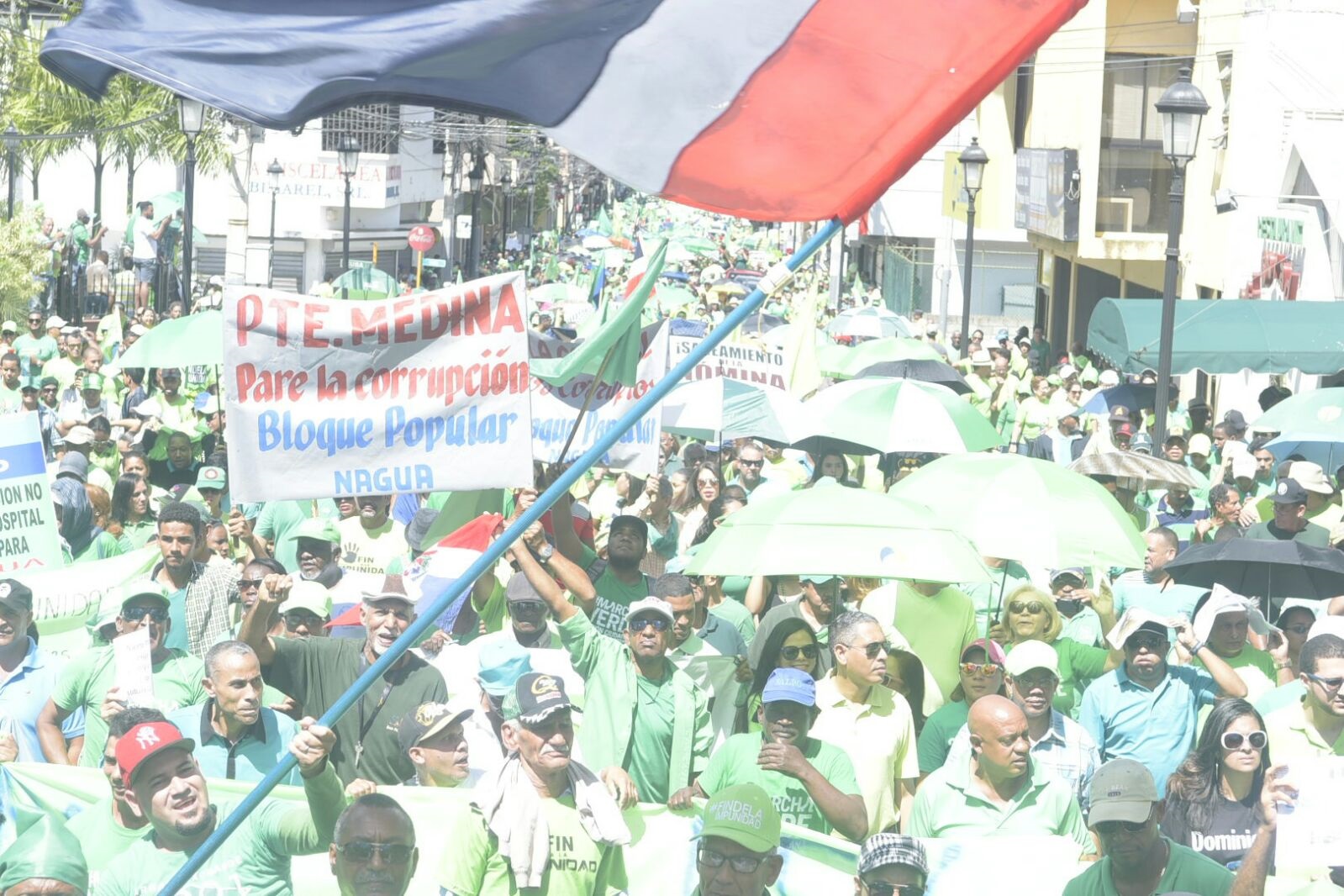 Personas de los diferentes pueblos del país, incluidos del Gran Santo Domingo, se unieron a la Marcha Verde contra la impunidad que se inició a las 10:00 de la mañana desde la intersección de la avenida Presidente Antonio Guzmán con calle Del Sol, en Santiago.