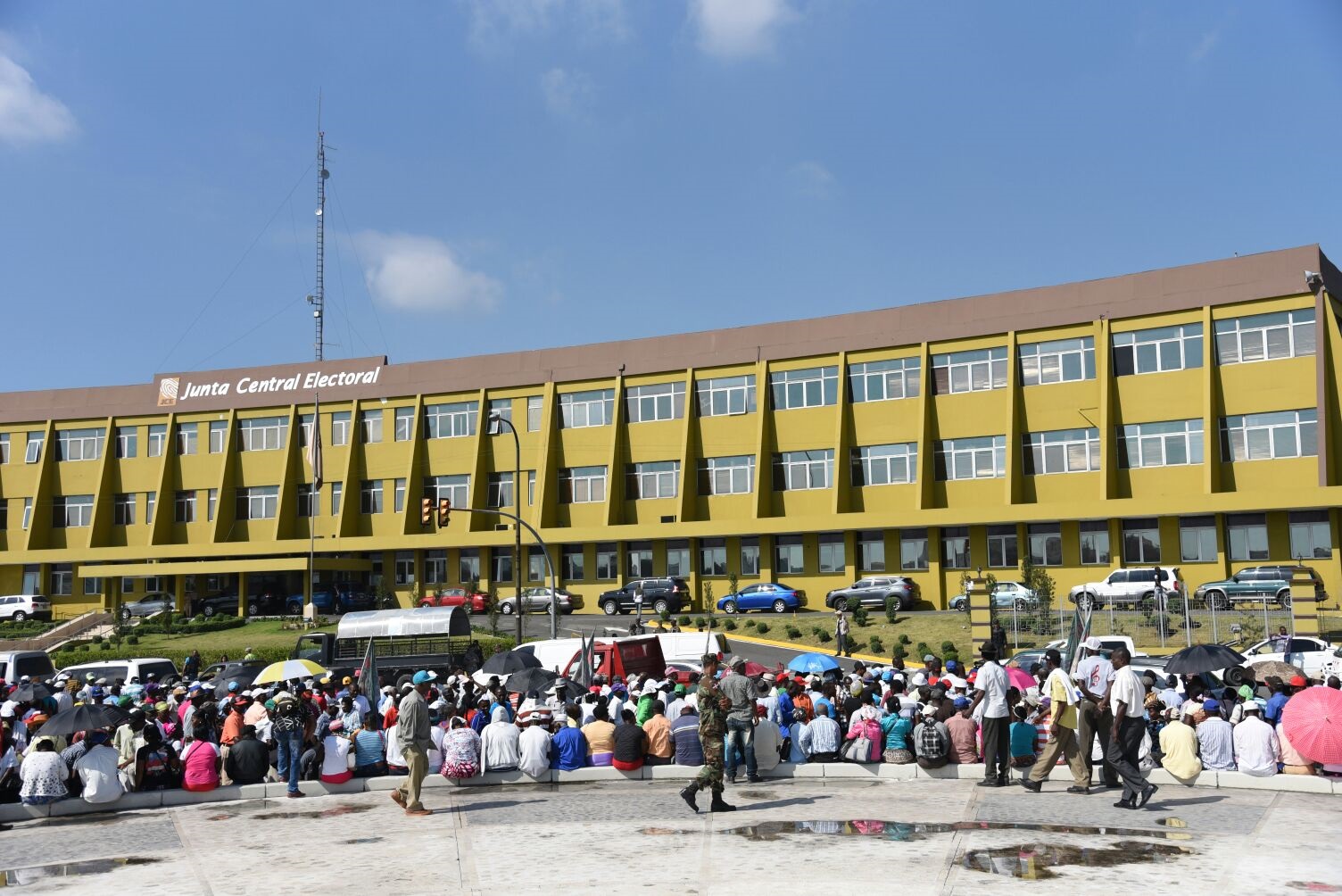 Miembros de la Unión de Trabajadores Cañeros de los Bateyes mientras reclamaban frente a la Junta Central Electoral la entrega de 2,709 cédula de identidad a integrantes de ese gremio.