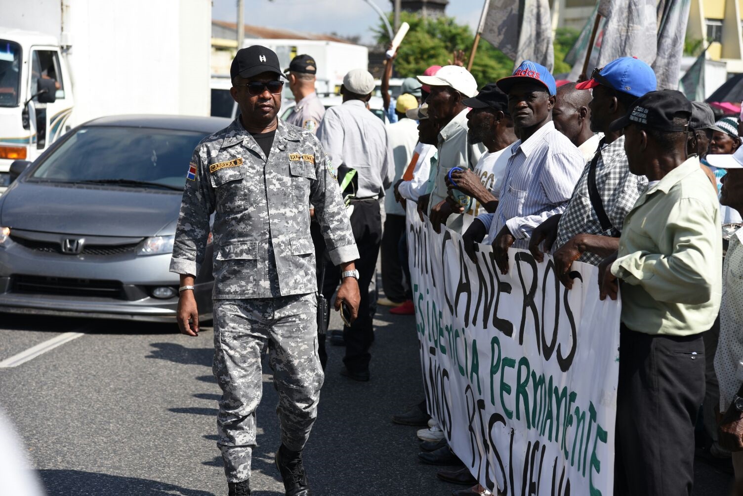 Miembros de la Unión de Trabajadores Cañeros de los Bateyes mientras reclamaban frente a la Junta Central Electoral la entrega de 2,709 cédula de identidad a integrantes de ese gremio.