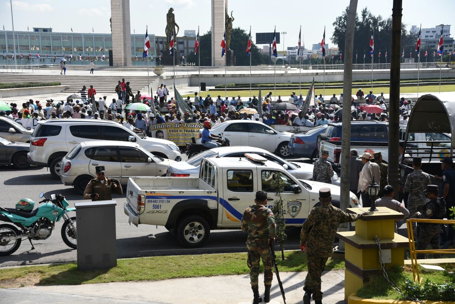 Policías custodian la manifestación de los cañeros frente a la Junta Central Electoral en demanda de cédula de identidad.