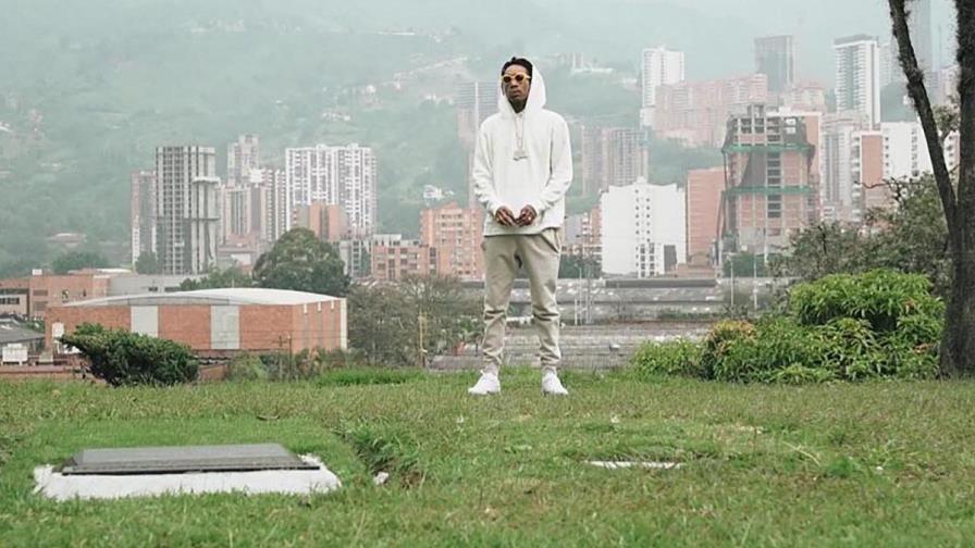 Rapero Wiz Khalifa coloca flores en tumba de Pablo Escobar y provoca el enojo de colombianos