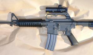 Dos estadounidenses sentenciados por fabricar y traficar armas automáticas a México