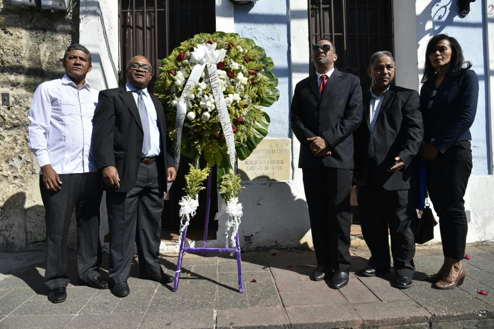 El Colegio Dominicano de Periodistas durante la conmemoración  del 44 aniversario del asesinato de Gregorio García Castro, en la calle Las Mercedes, en la Ciudad Colonial.