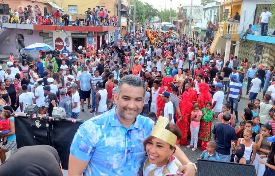 Luis Alberto Tejeda reitera compromiso con Santo Domingo Este al apoyar tradicional Carnaval de Katanga