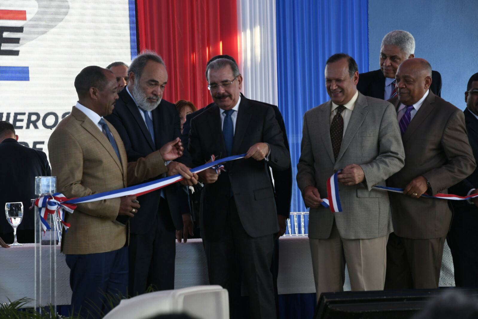 Presidente corta la cinta que deja inaugurada la obra.