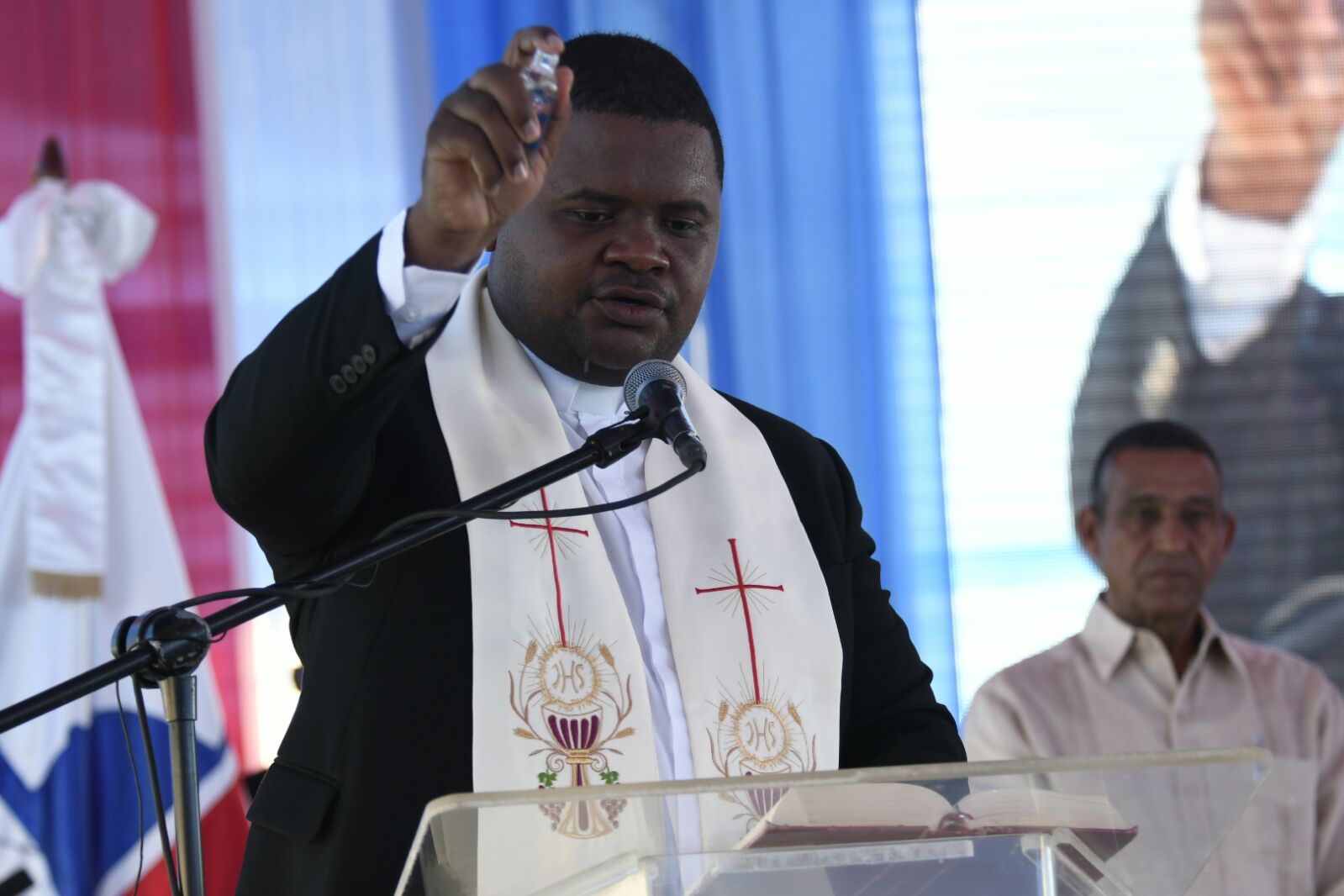 La obra fue bendecida por el cura párroco de la Iglesia Santa Rita, José Miguel Peña