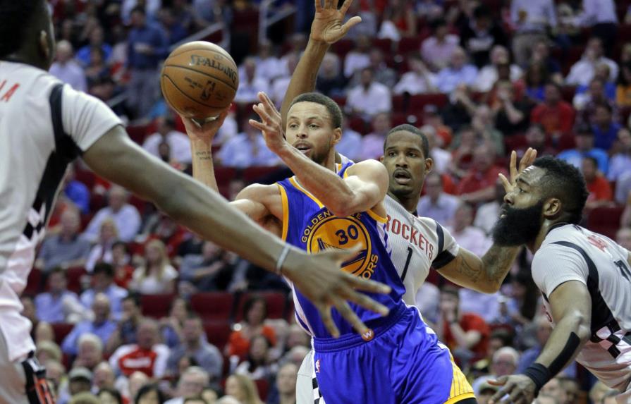 Stephen Curry suma 32 puntos y Warriors doblegan a Rockets 
