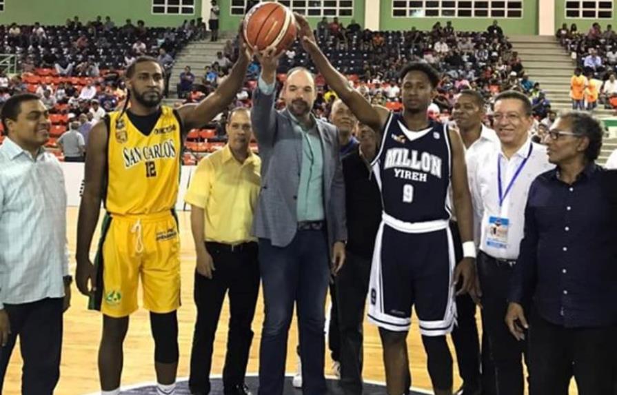 Presidente de Indotel realiza saque de honor en partido de baloncesto