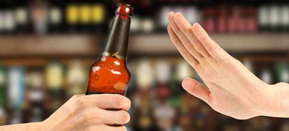En busca de conexiones verdaderas, millennials dejan alcohol 